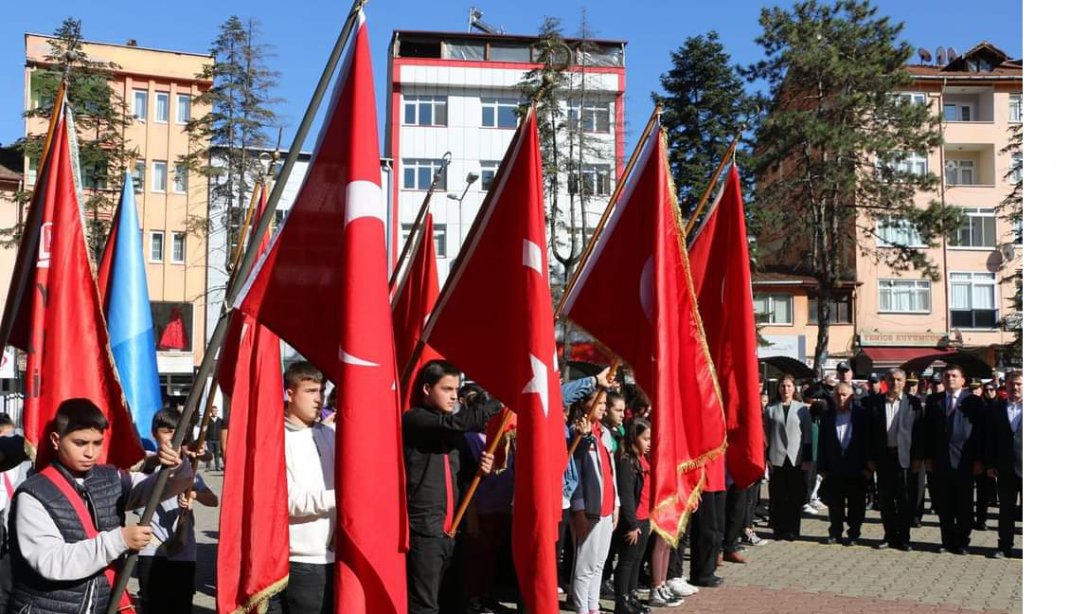 İlçemizde 29 Ekim Cumhuriyet Bayramı'nın 99. Yıldönümü münasebetiyle 15 Temmuz Demokrasi Meydanı Atatürk Anıtı'na Çelenk Sunma Töreni düzenlendi.