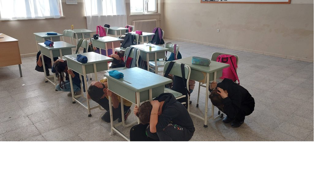 İlçemizde bugün bütün okullarda yarın Türkiye genelinde eş zamanlı olarak yapılacak ÇÖK-KAPAN-TUTUN Deprem Anı Tatbikatı için 'Deprem Tatbikatı'yapıldı.